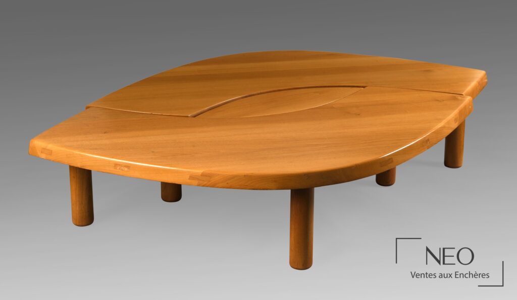 Table basse en orme massif à plateau de forme libre