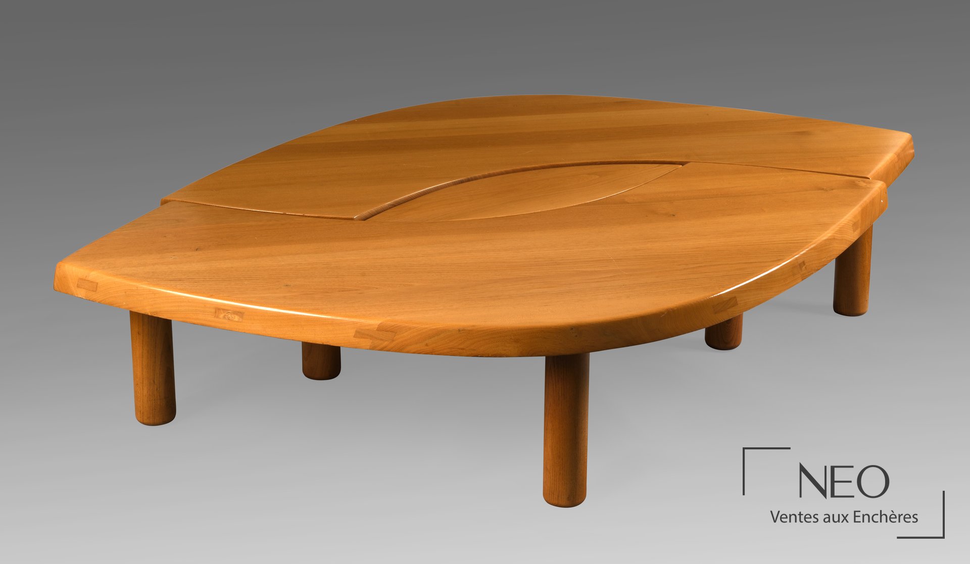 Table basse en orme massif à plateau de forme libre