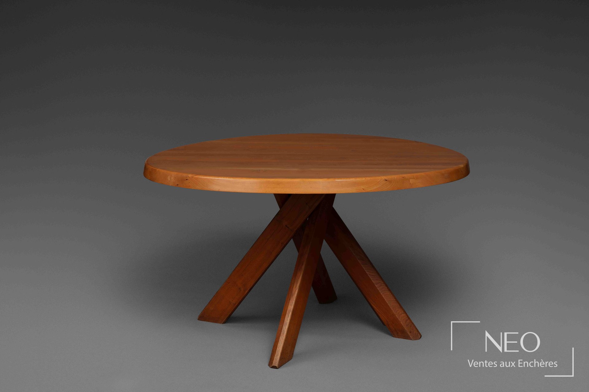 Table ronde en orme massif sur piètement en faisceaux