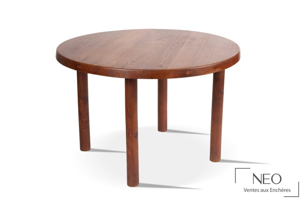 Table ronde en orme à quatre pieds cylindriques sur fond blanc