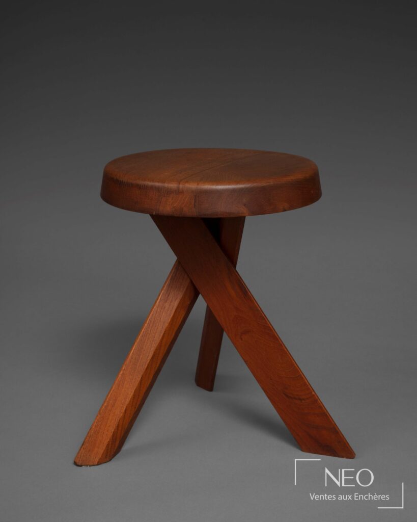 Tabouret tripode en orme massif avec assise ronde et piétement en faisceaux