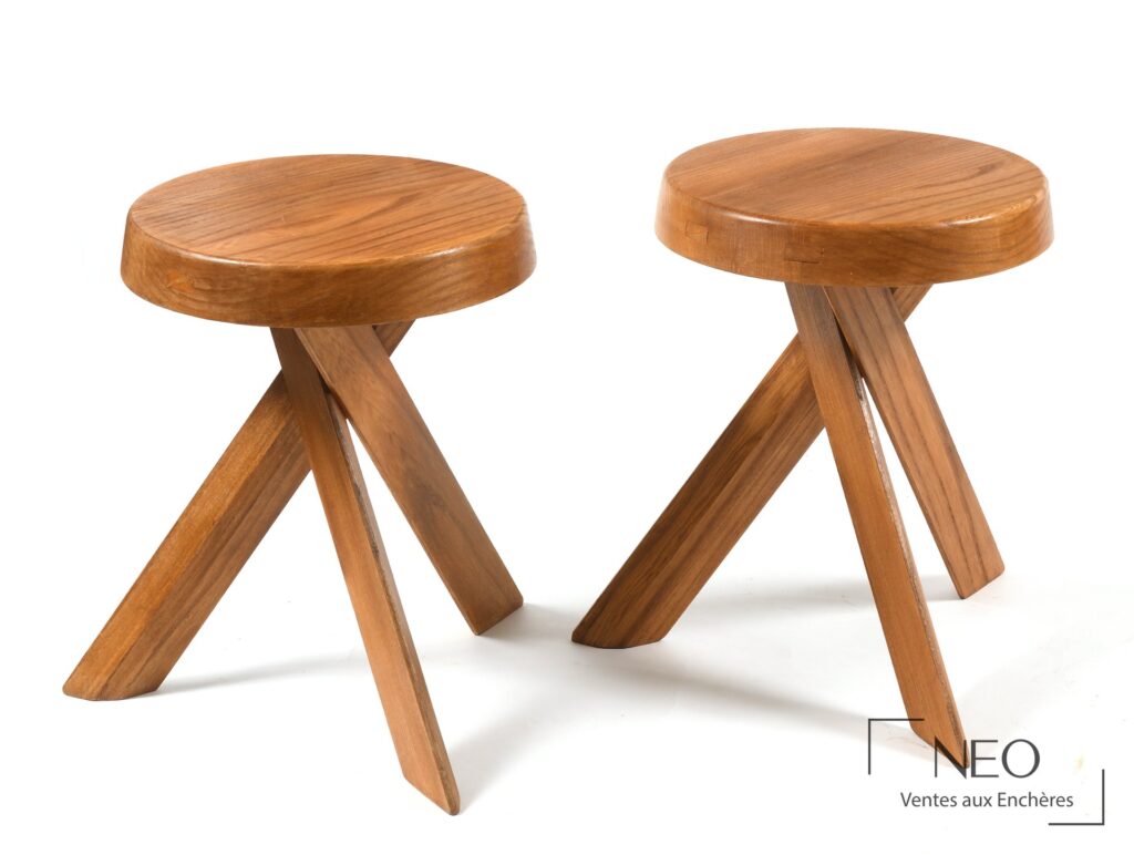 Paire de tabourets tripodes en orme