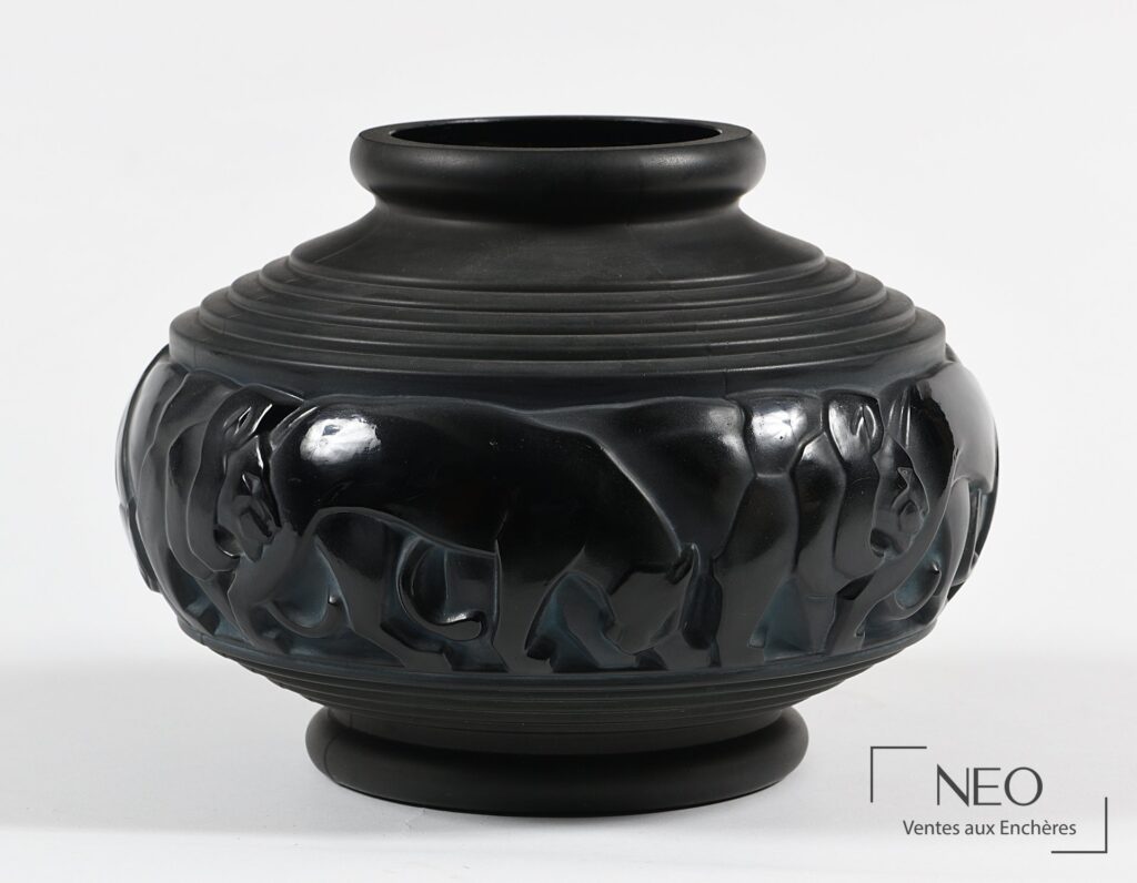 Vase ovoïde en verre noir