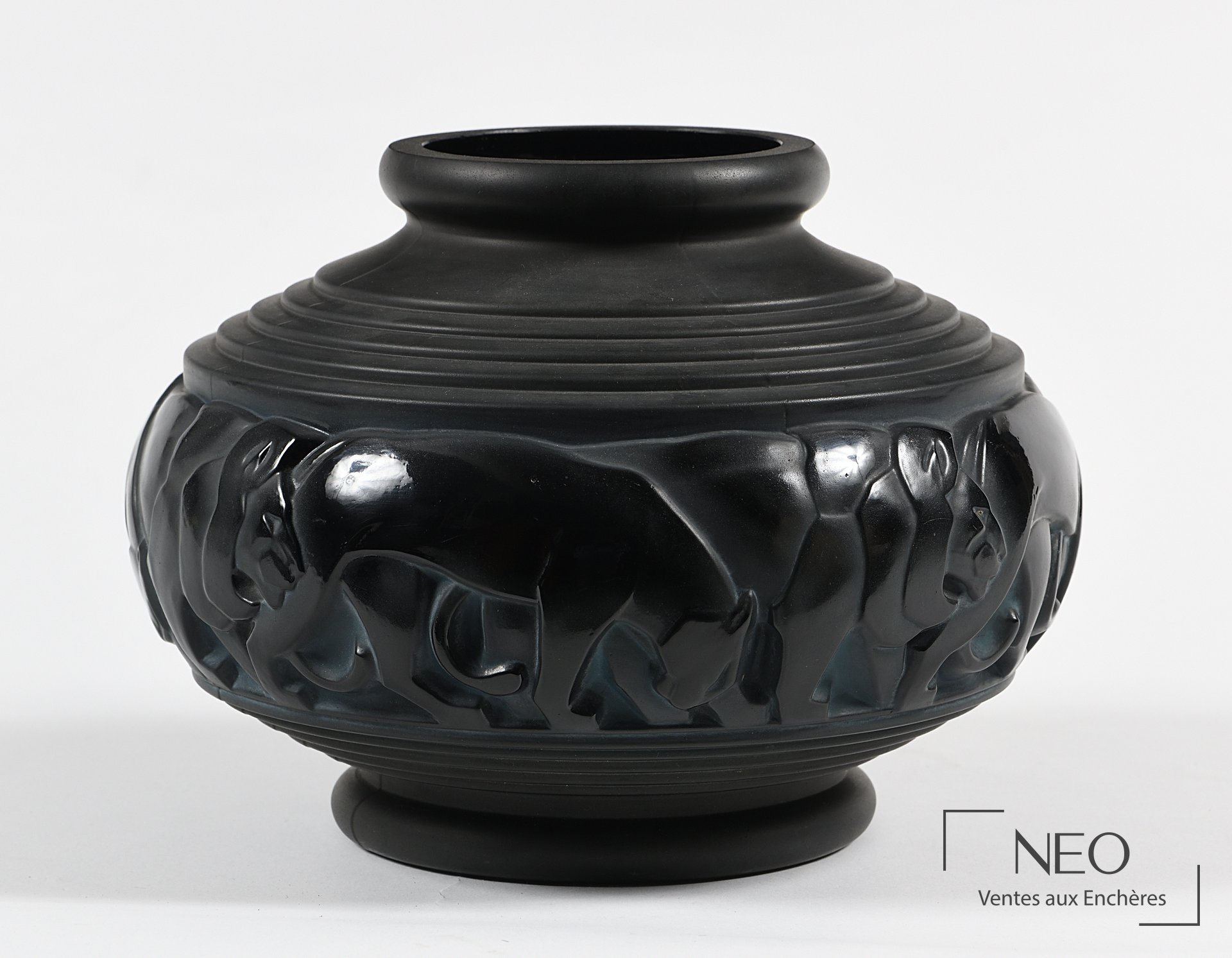 Pierre D’Avesne Vase ovoïde en verre moulé pressé fumé noir