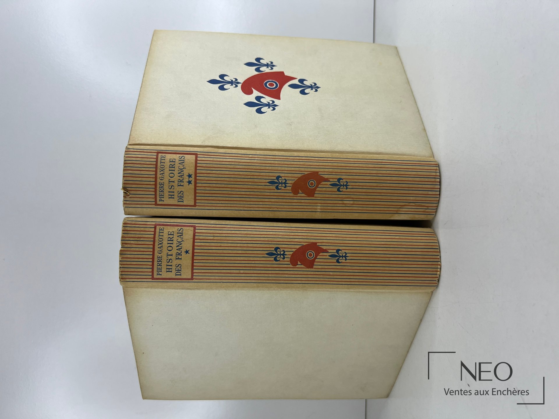 Deux volumes de Histoire des Français de Pierre Gaxotte en couverture illustrée