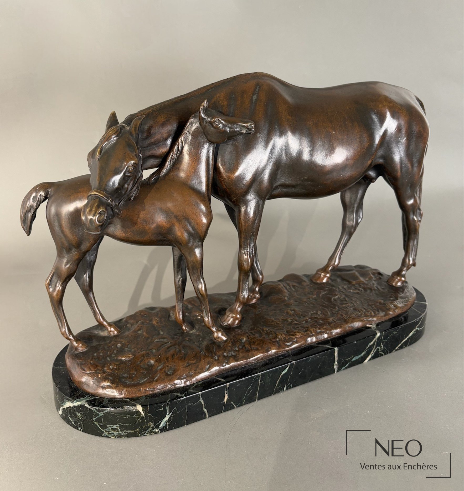 Bronze de jument et poulain sur base rectangulaire en marbre noir veiné