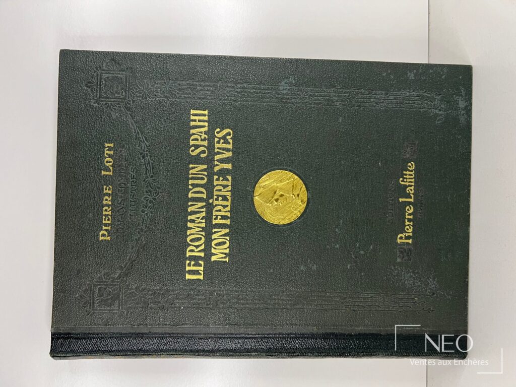 Couverture verte ornée de dorures portant le titre Le roman d'un Spahi