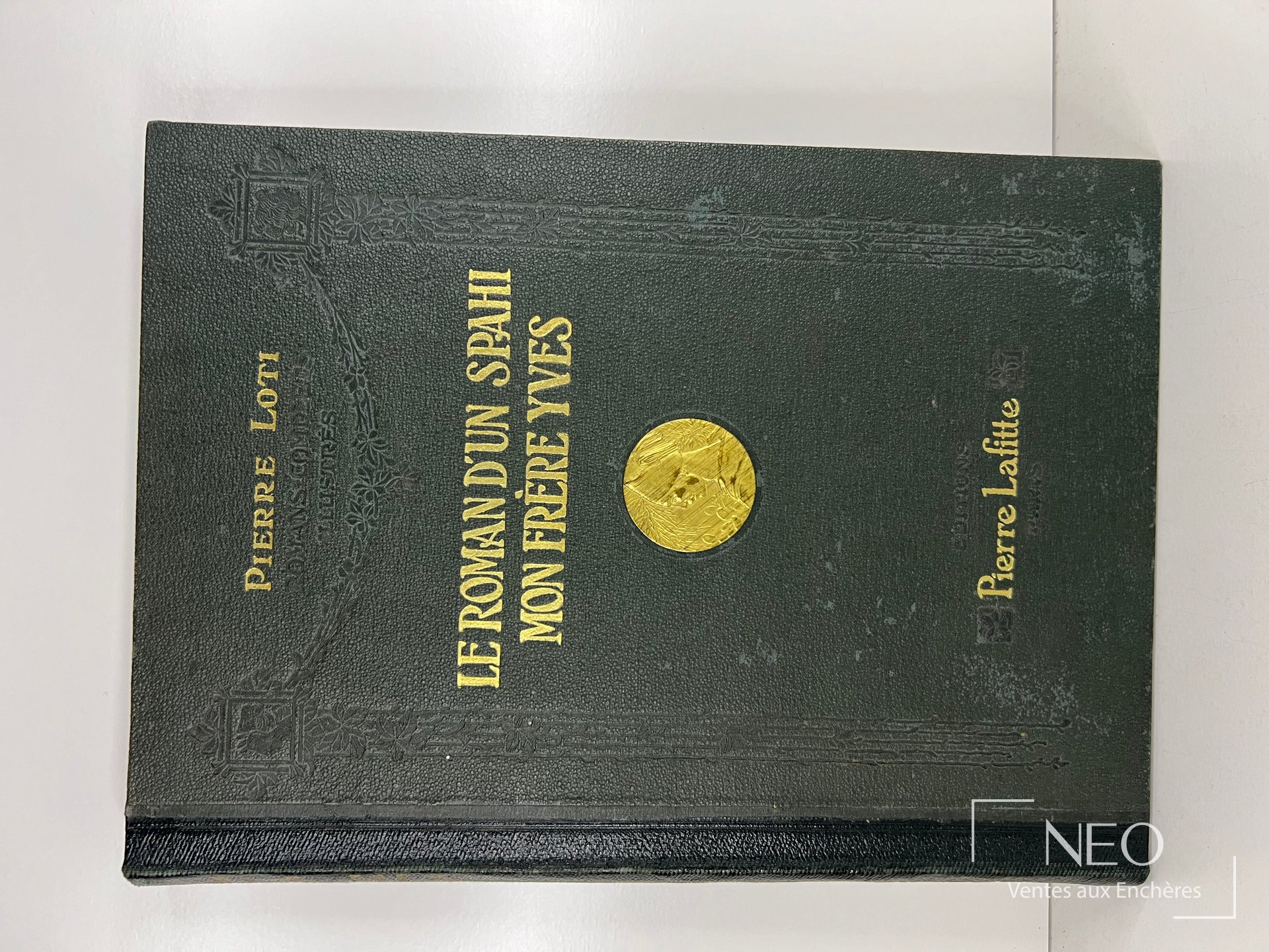 Couverture verte ornée de dorures portant le titre Le roman d'un Spahi