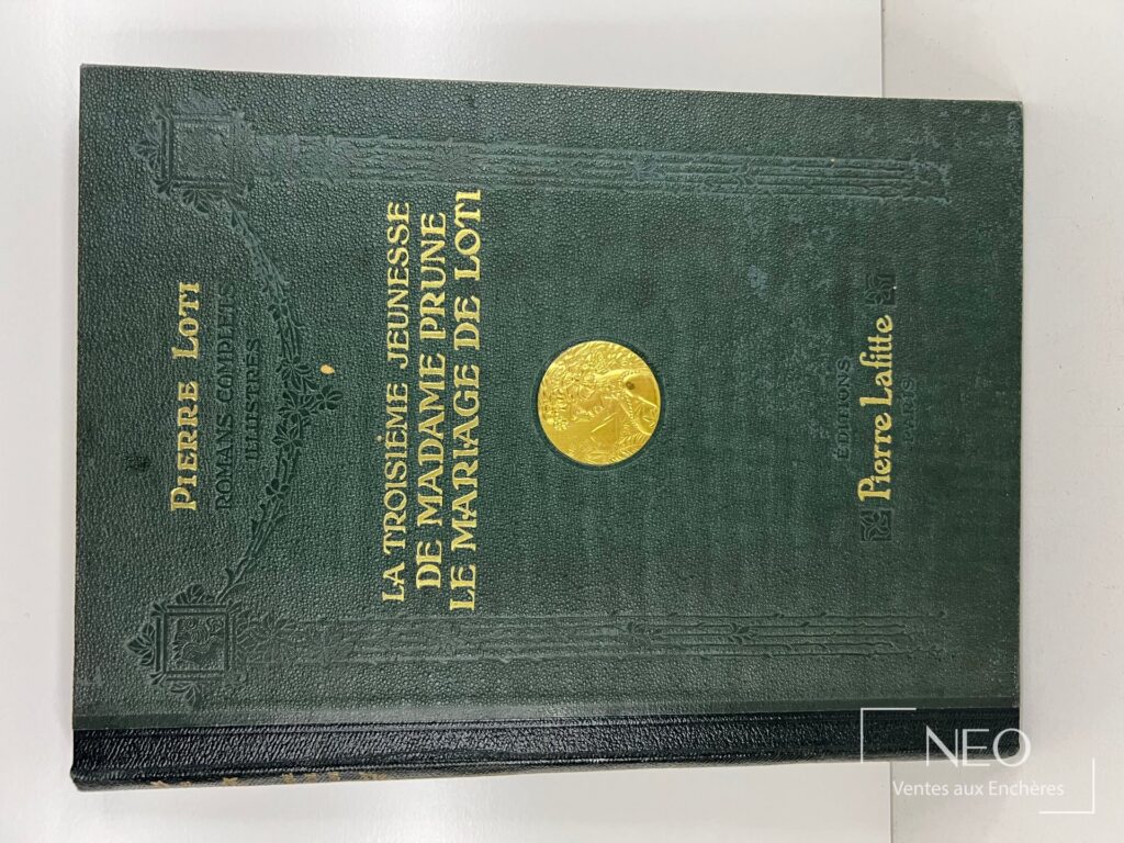 Couverture verte ornée de dorures au titre Pierre Loti