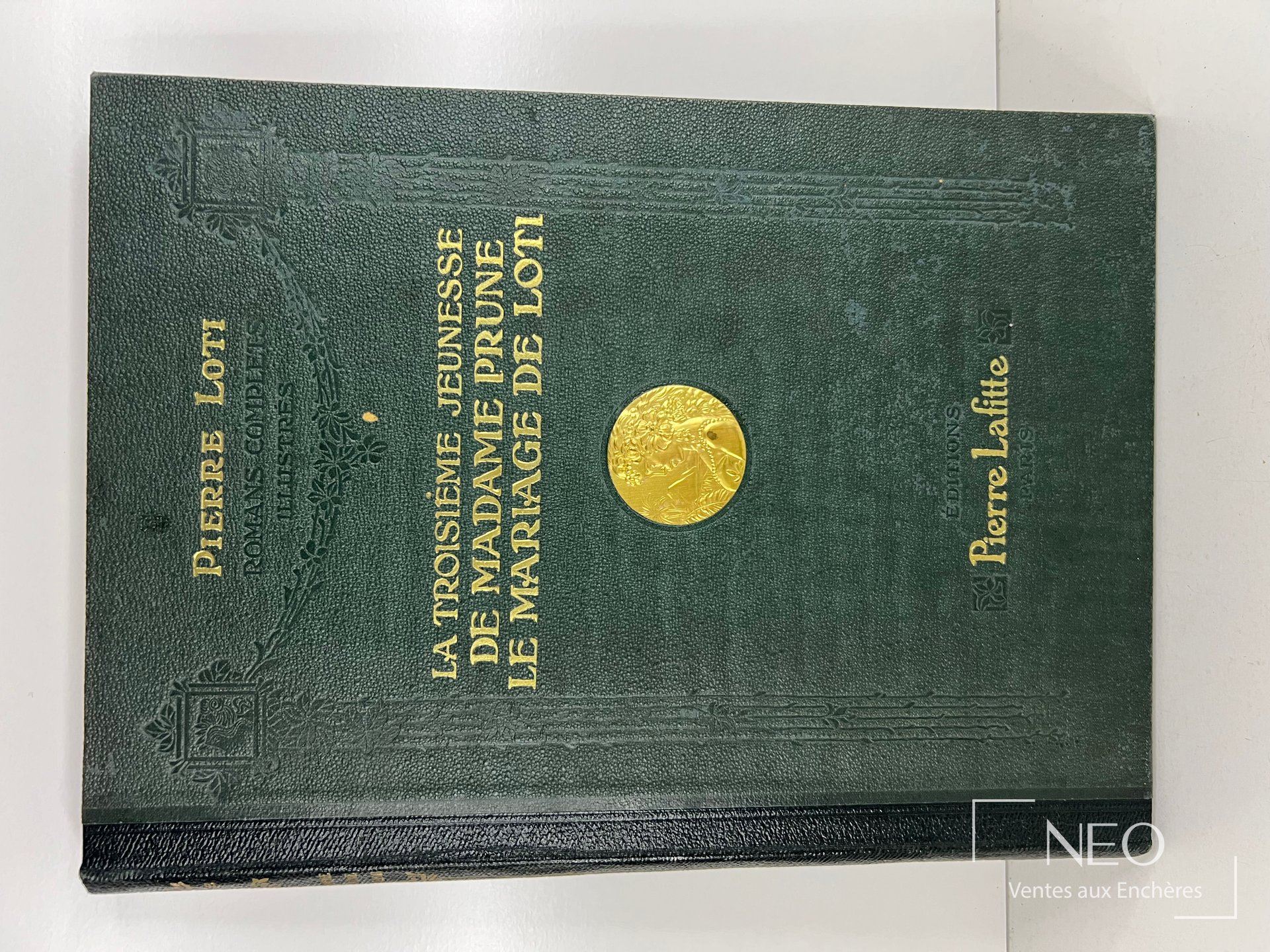 Couverture verte ornée de dorures au titre Pierre Loti