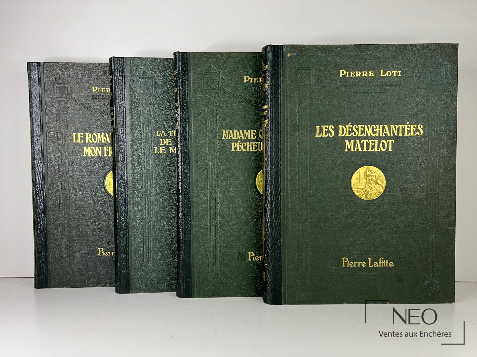 Quatre volumes de Pierre Loti reliés en percaline verte