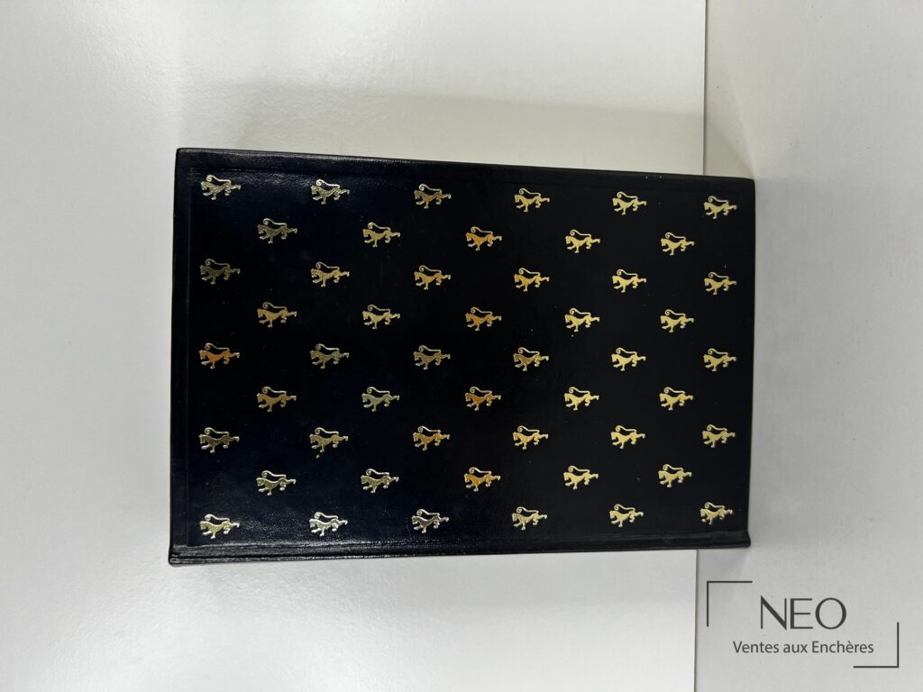 Couverture noire ornée de petits motifs dorés sur fond uni