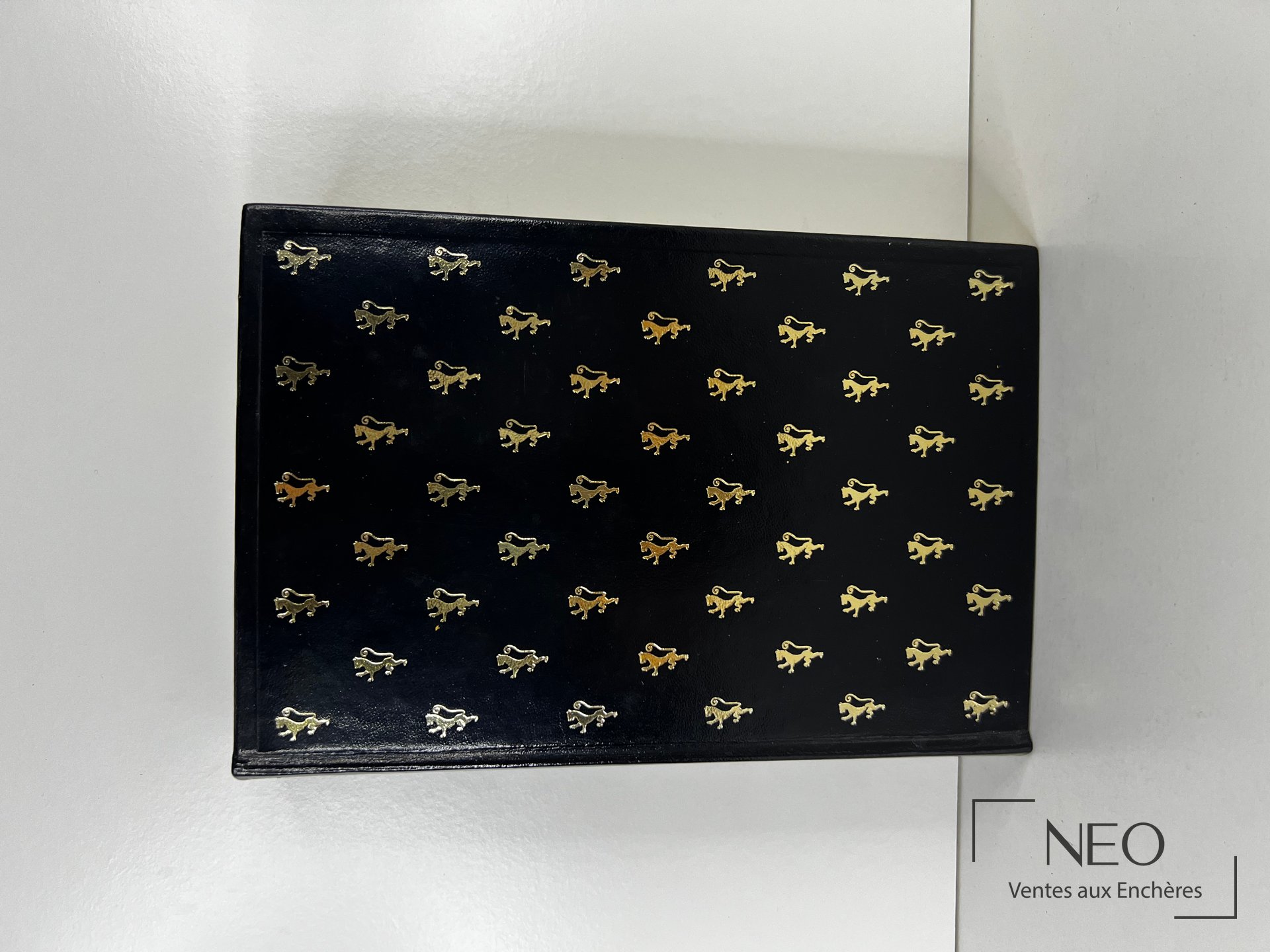 Couverture noire ornée de petits motifs dorés sur fond uni