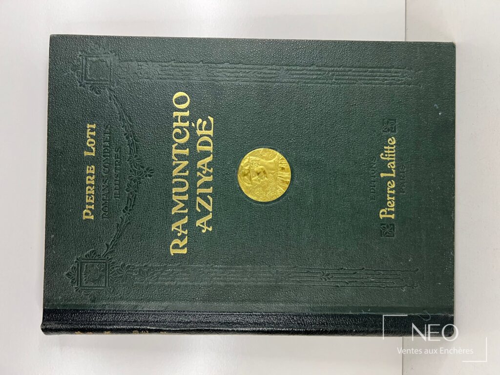 Couverture verte de Ramuntcho - Aziyadé de Pierre Loti avec titre doré