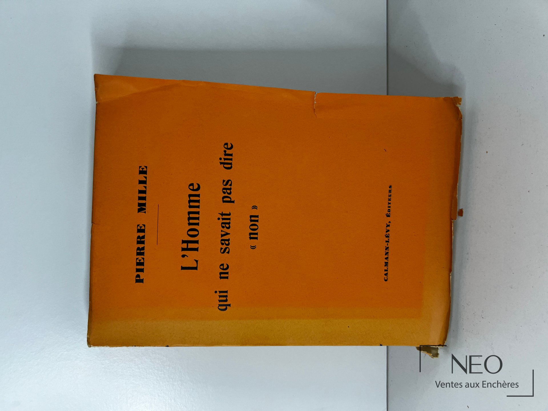 Couverture orange de L’homme qui ne savait pas dire « non » de Pierre Mille