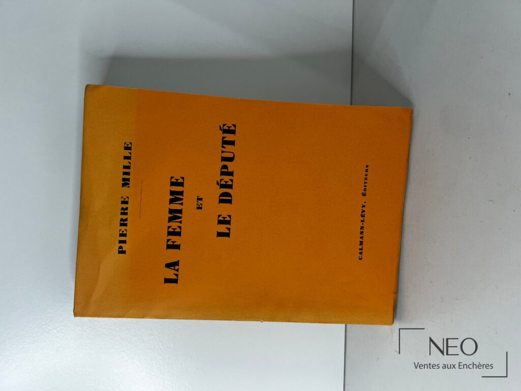 Couverture orange du livre La femme et le député de Pierre Mille.