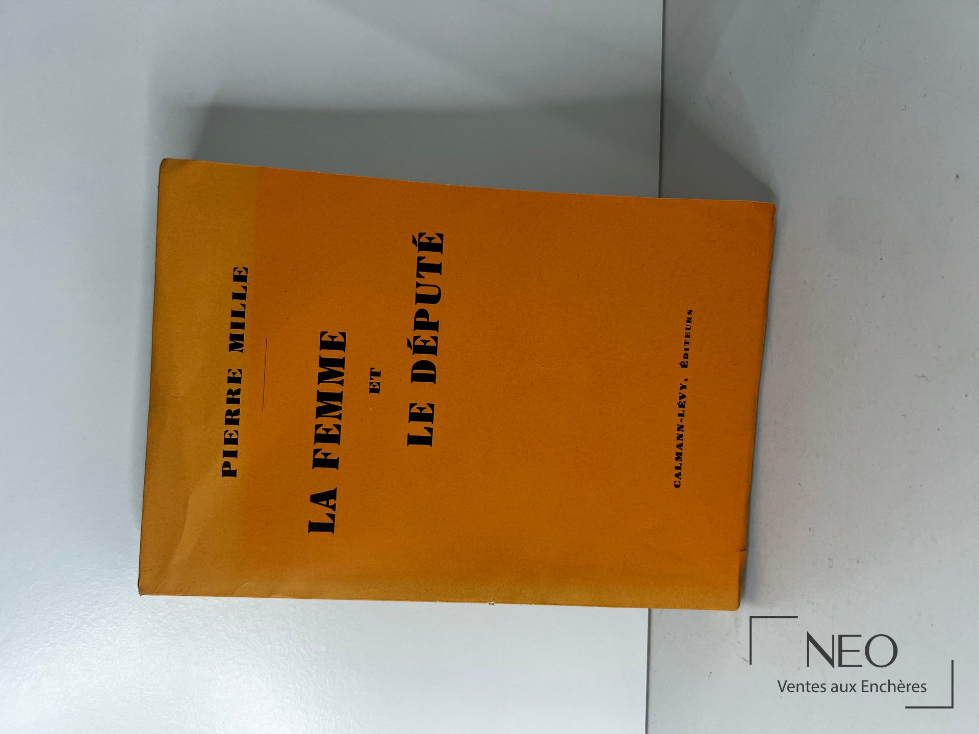 Couverture orange du livre La femme et le député de Pierre Mille.
