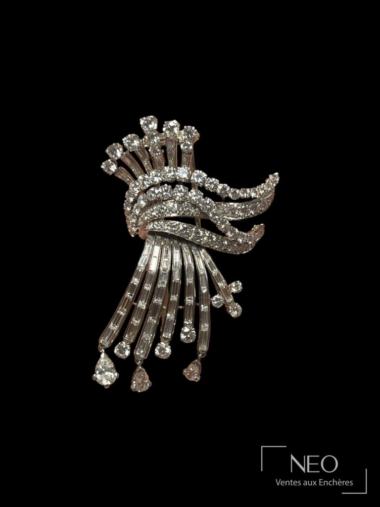 Clip en diamants baguettes et brillants sur fond noir