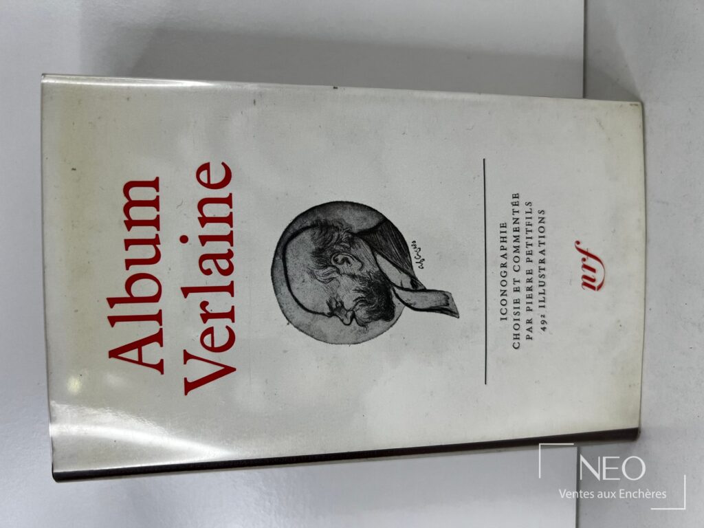 Couverture de l'Album Verlaine de Pierre Petitfils avec titre rouge et portrait gravé