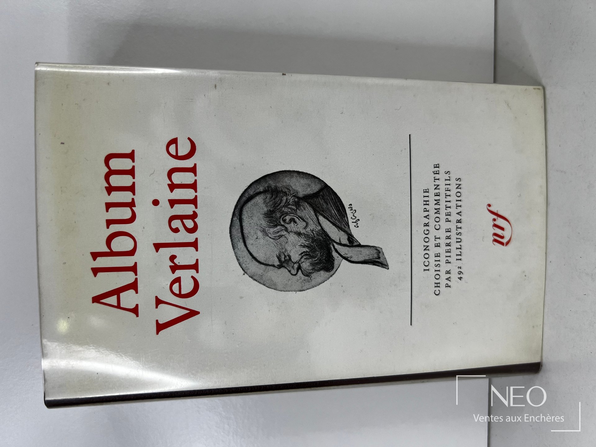 Couverture de l'Album Verlaine de Pierre Petitfils avec titre rouge et portrait gravé