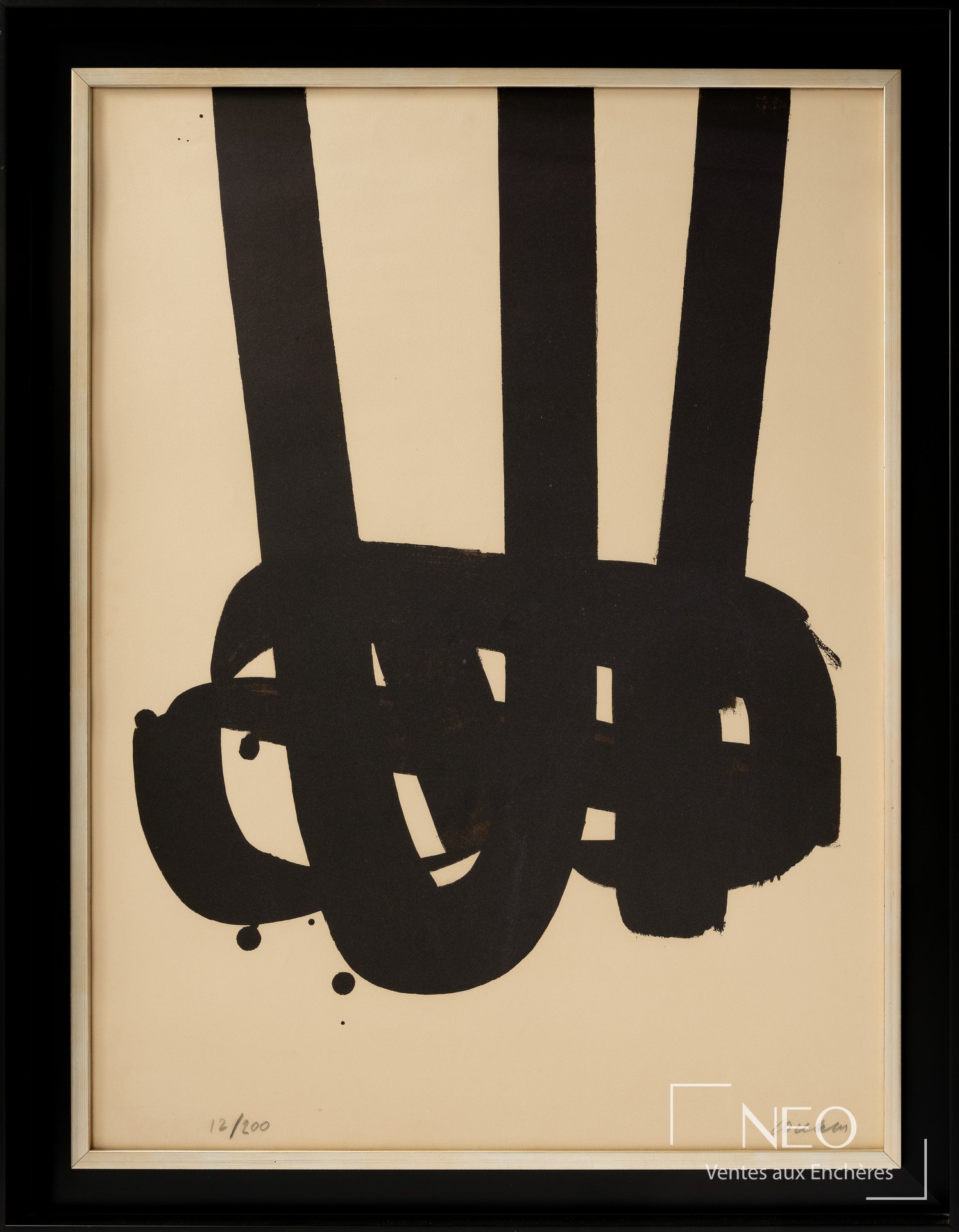 Composition abstraite de Pierre Soulages dans son encadrement