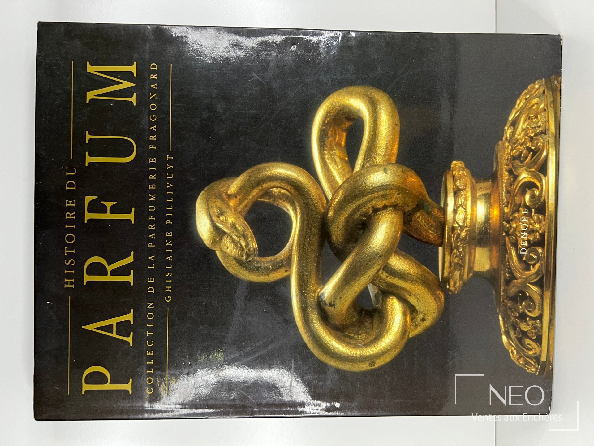 Couverture illustrée du livre Histoire du parfum avec visuel doré sur fond noir