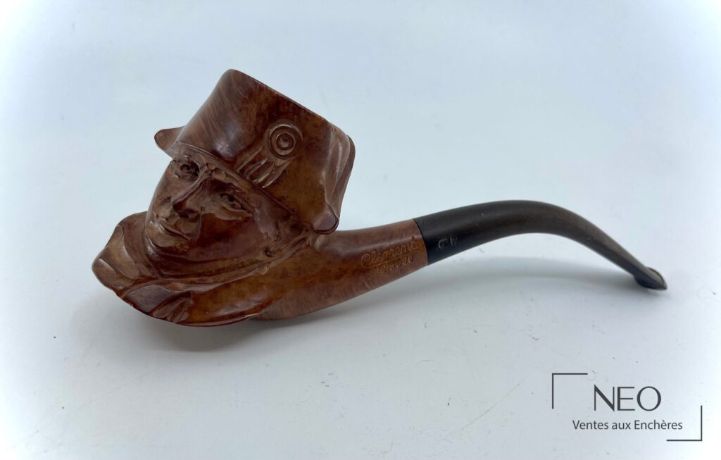 Pipe sculptée figurant le visage de Napoléon Ier avec tuyau noir