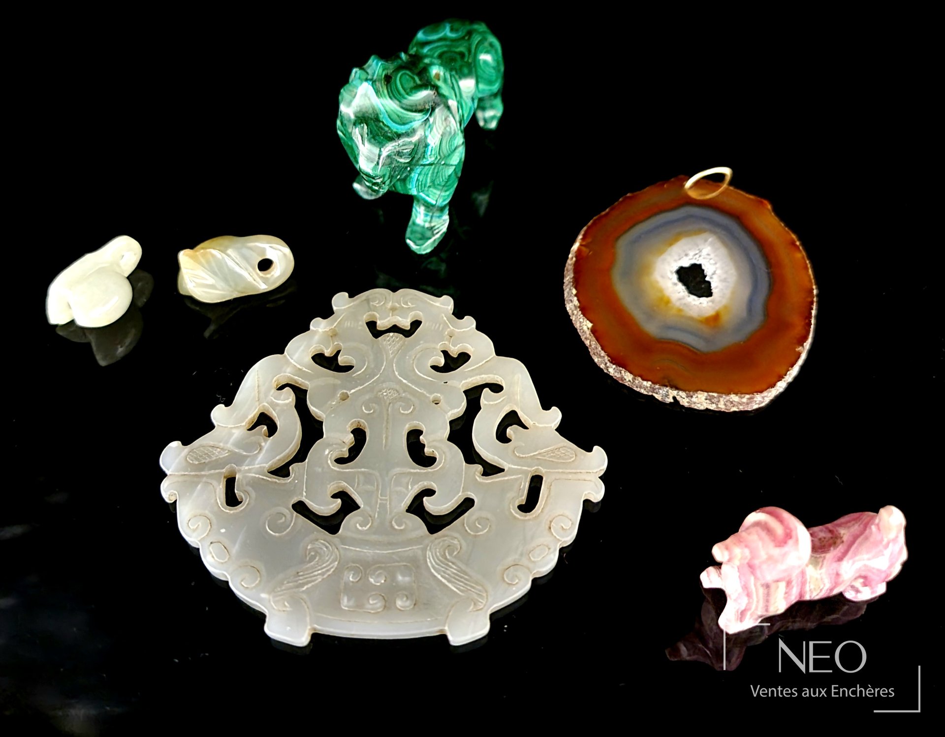 Ensemble de pendentifs et médaillons en pierres dures