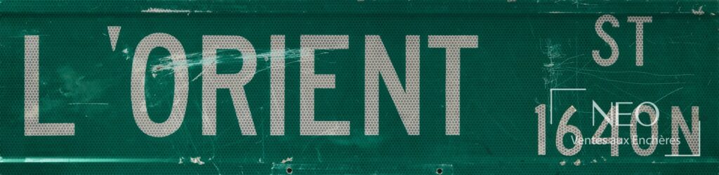 Plaque verte « L'ORIENT ST » en lettres blanches