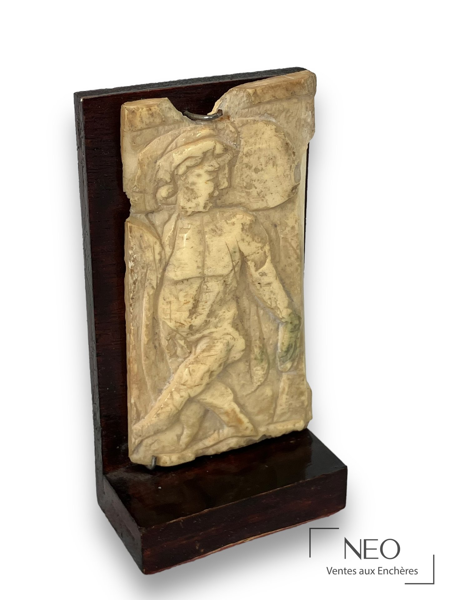 Plaquette en os sculptée avec un personnage en relief
