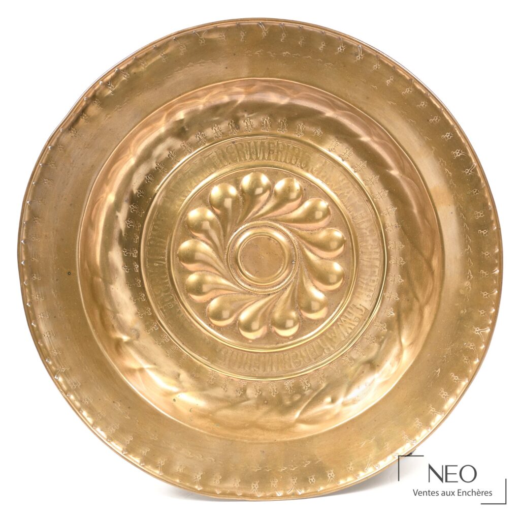 Plat de quête en laiton repoussé à décor de rosace centrale et frises gravées