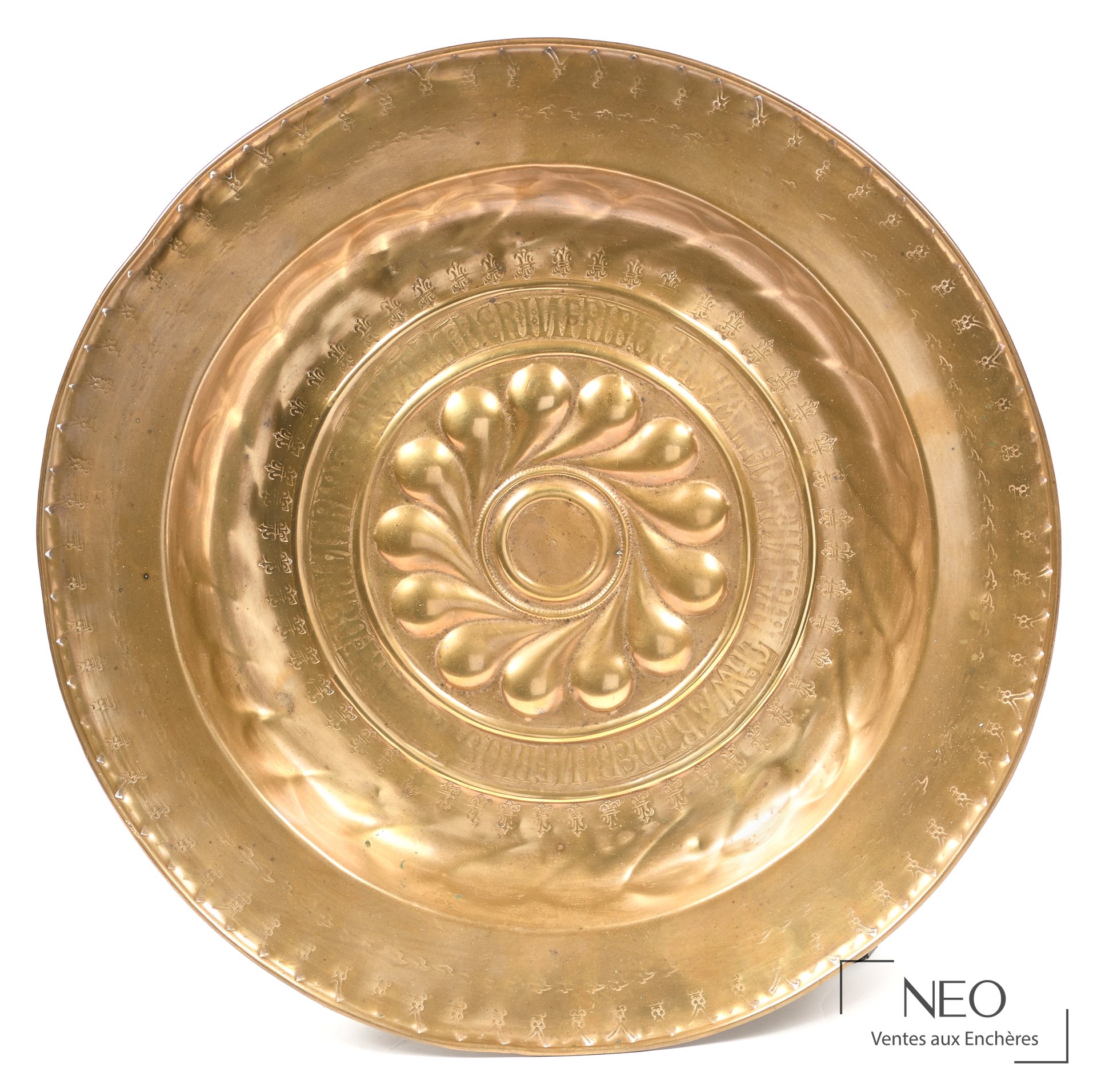 Plat de quête en laiton repoussé à décor de rosace centrale et frises gravées