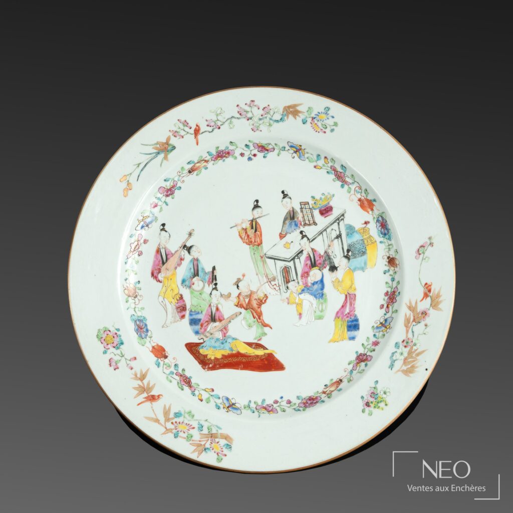 Plat rond en porcelaine blanche décoré de musiciens et d'enfants au centre