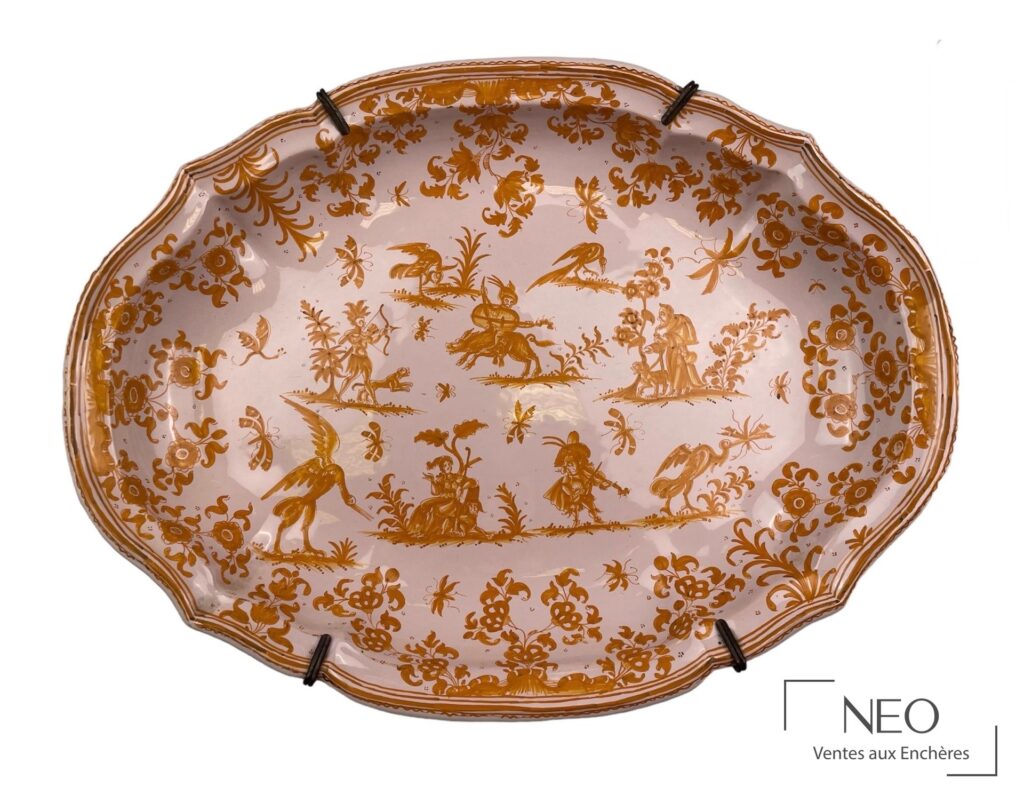 Plat ovale Moustiers en faïence polychrome à décor jaune orangé