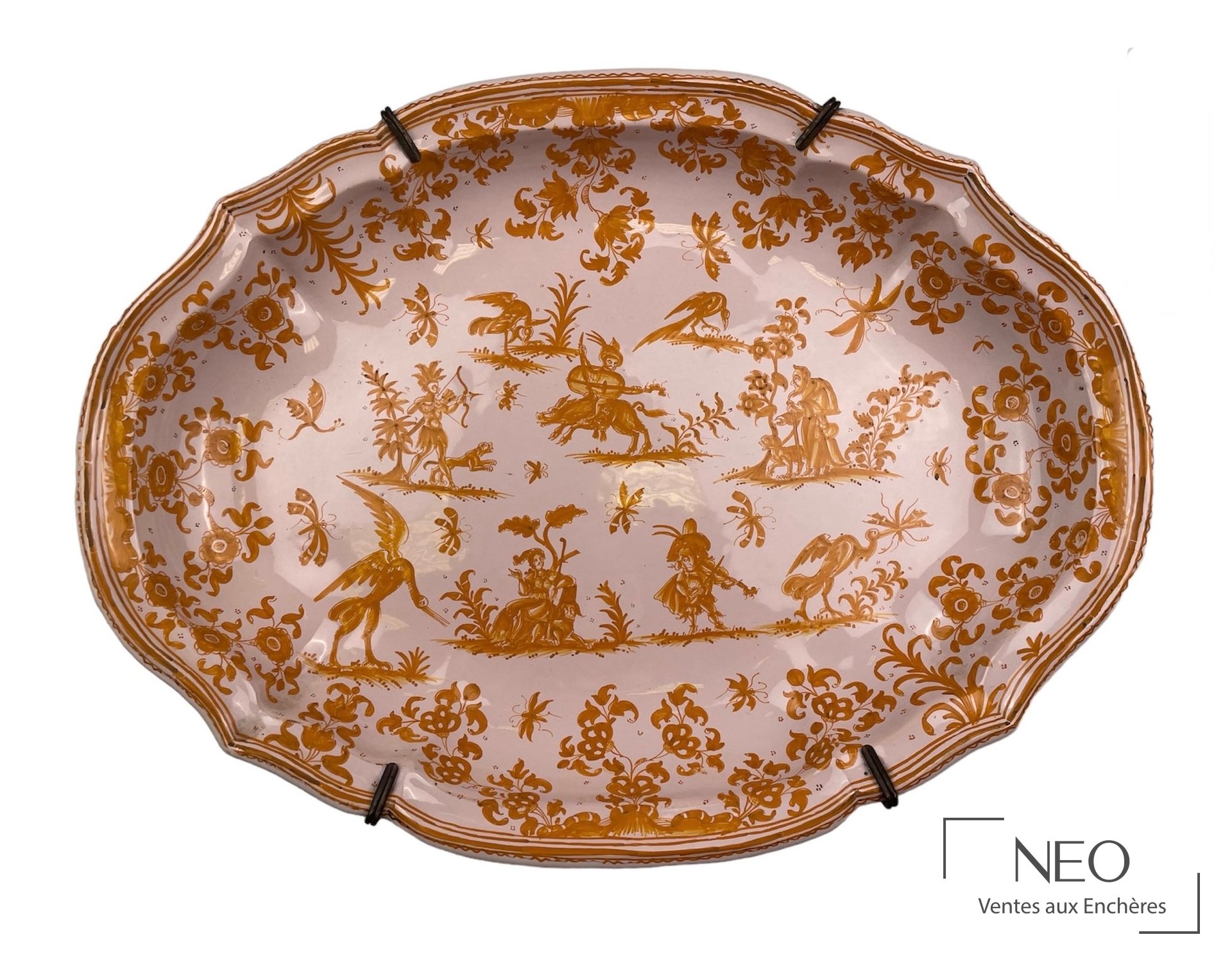 Plat oval Moustiers à bords contournés, dans le goût du XVIIIe siècle