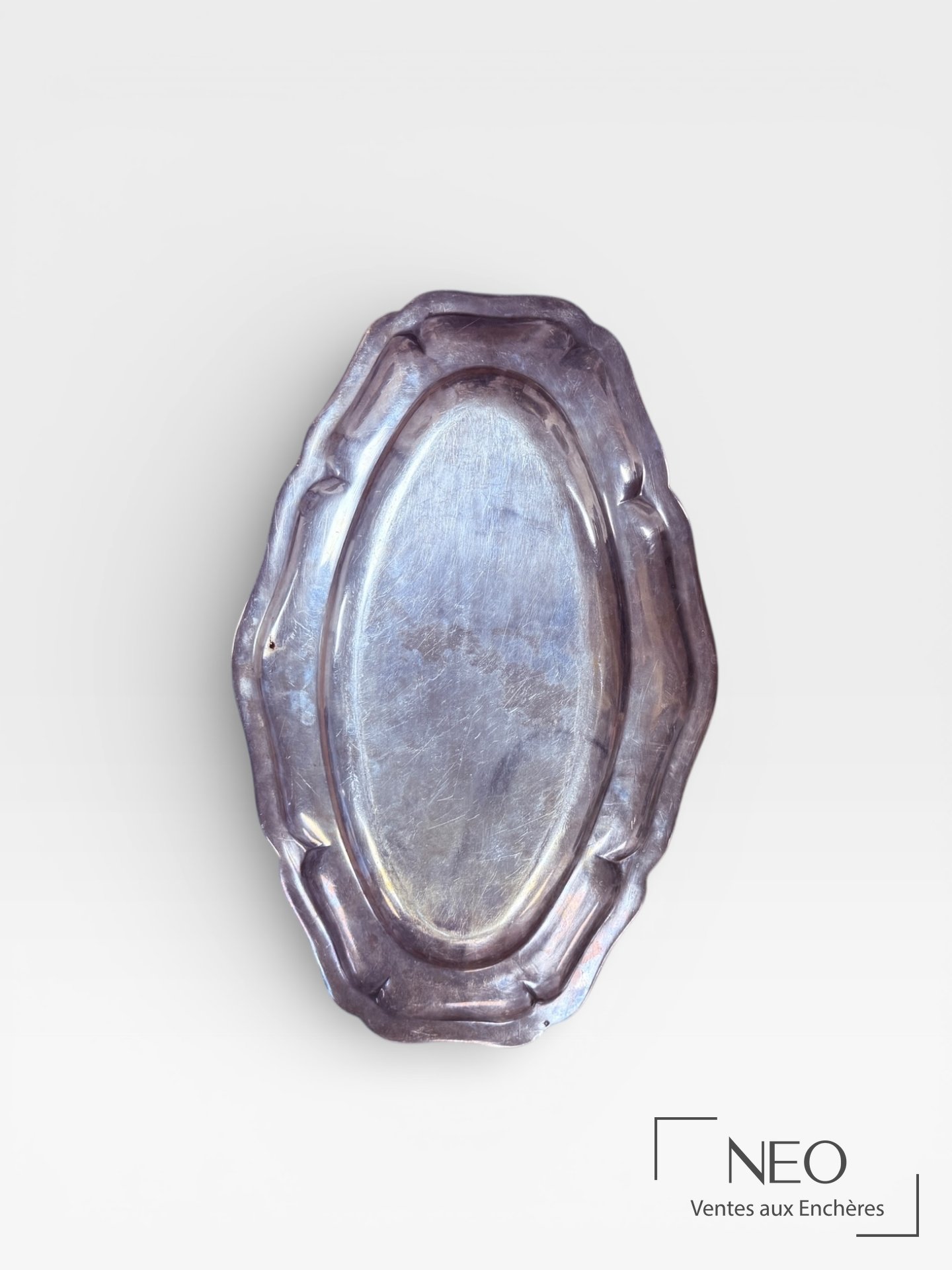 Dessous d’un plat ovale en argent à bords chantournés