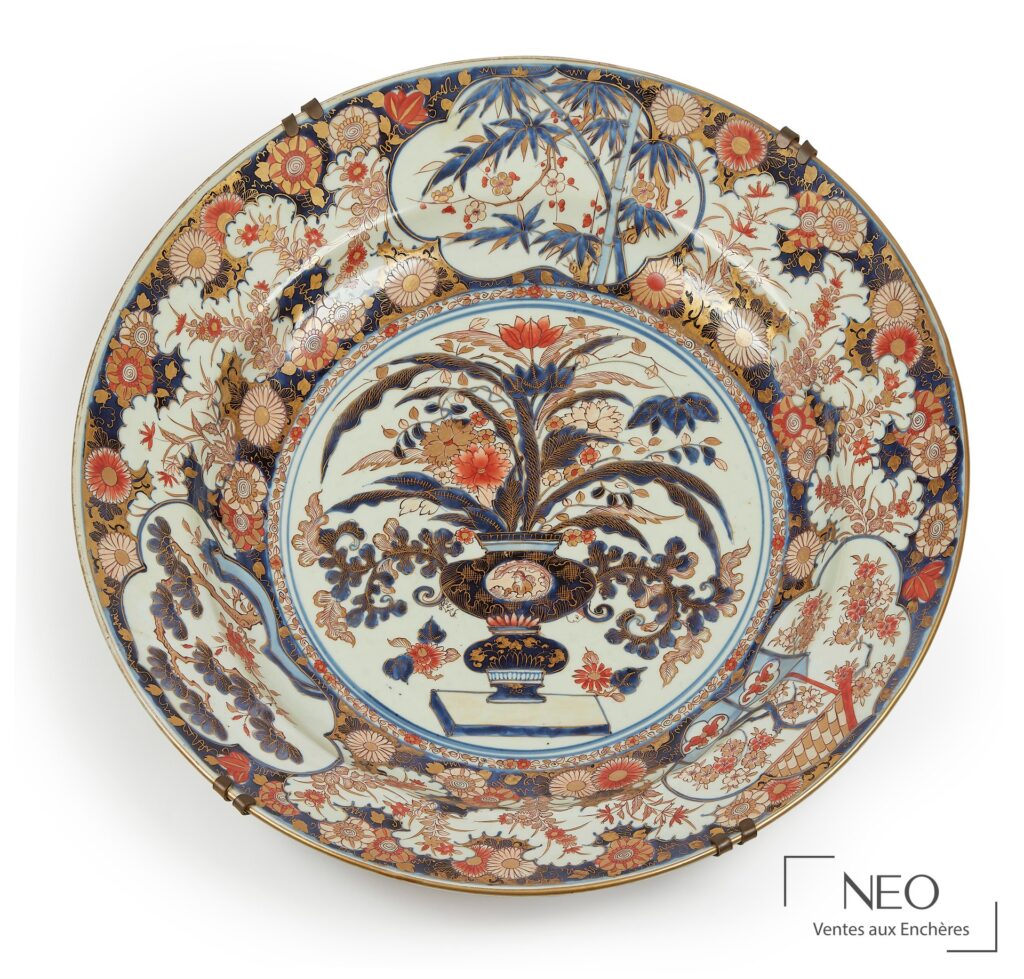 Grand plat Imari en porcelaine à décor floral et vase central