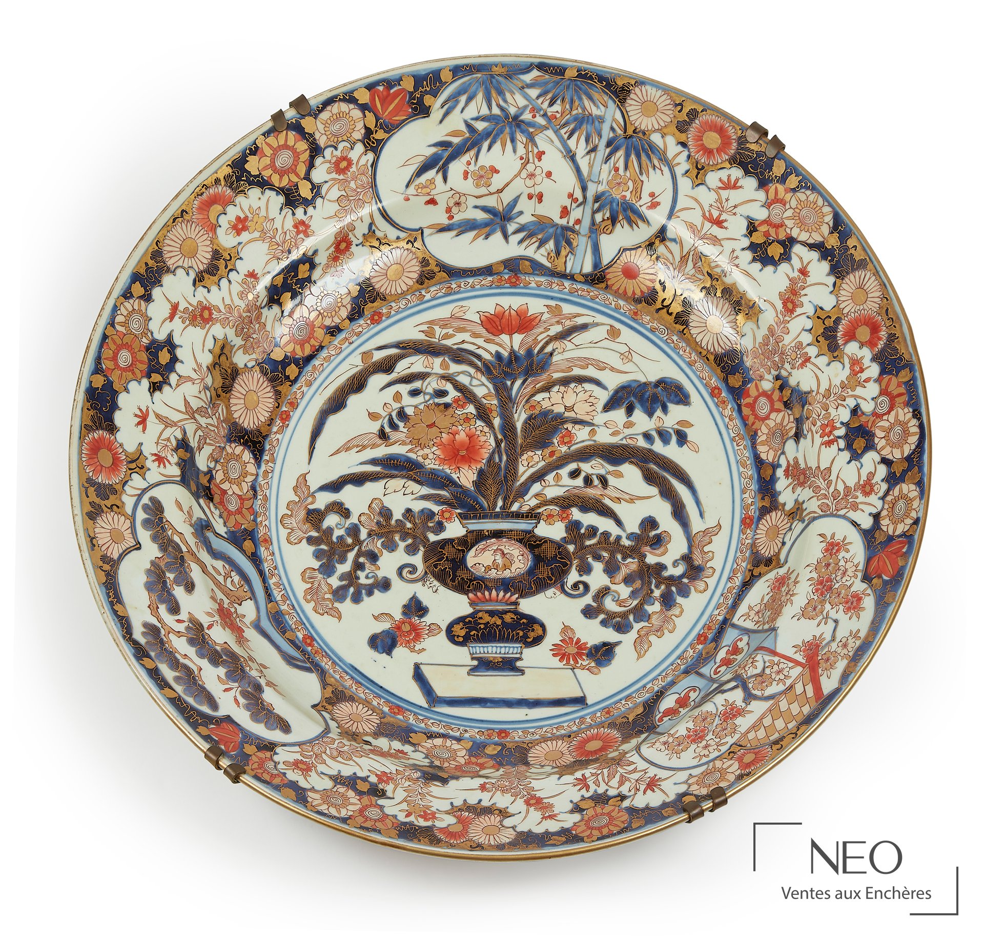 Grand plat Imari en porcelaine à décor floral et vase central