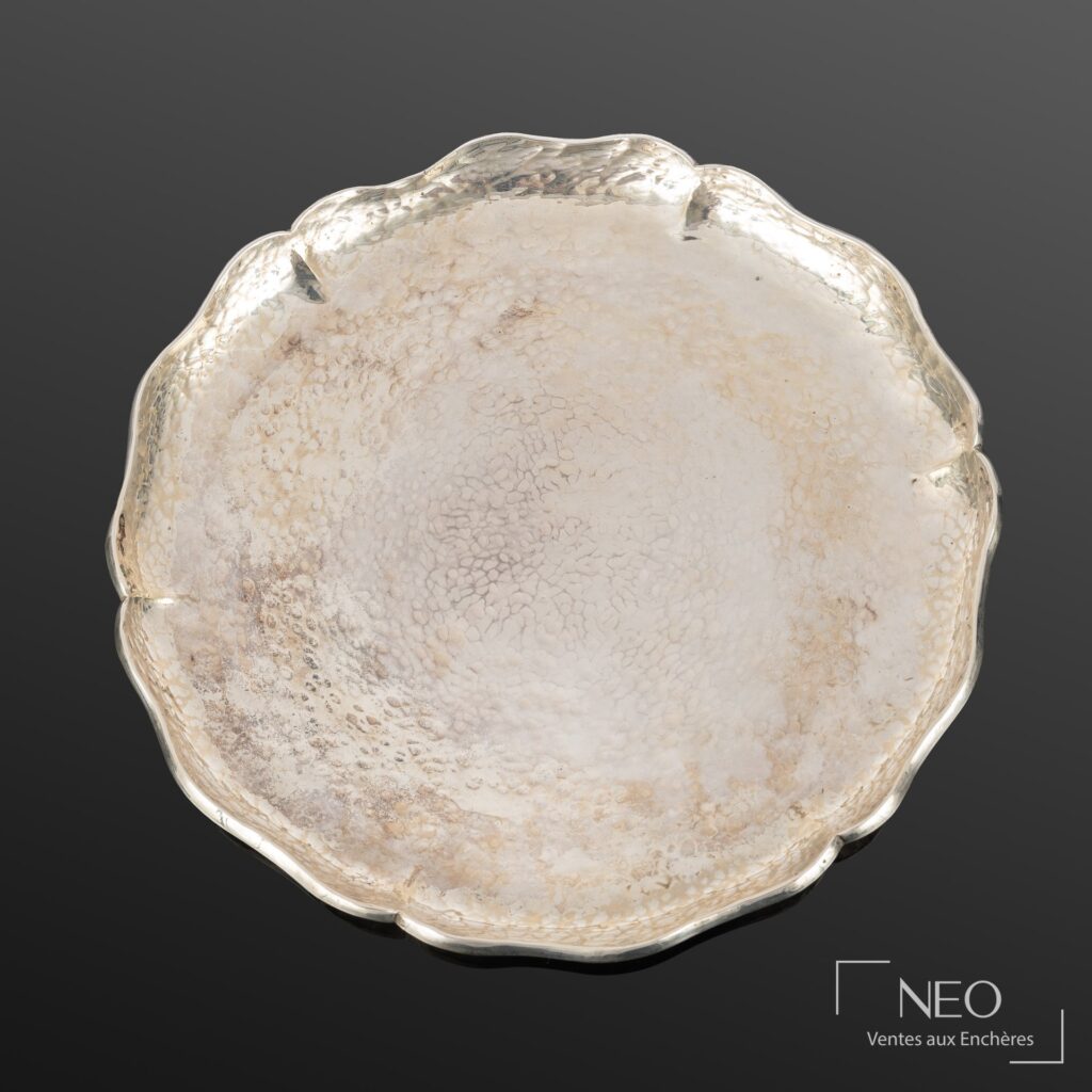 Plat rond en argent martelé à bords chantournés
