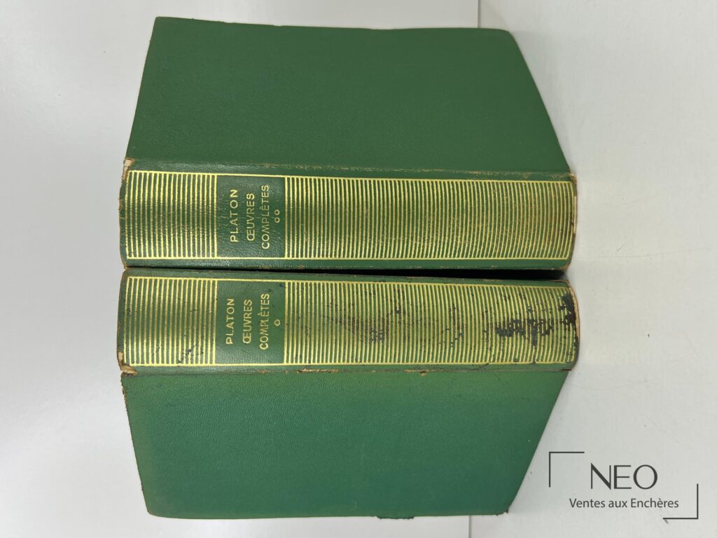 Deux tomes verts de Platon en reliure éditeur