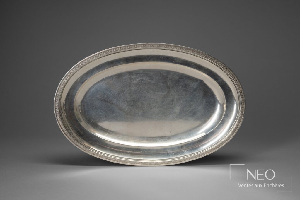 Plat ovale en argent avec frise de palmettes sur le pourtour
