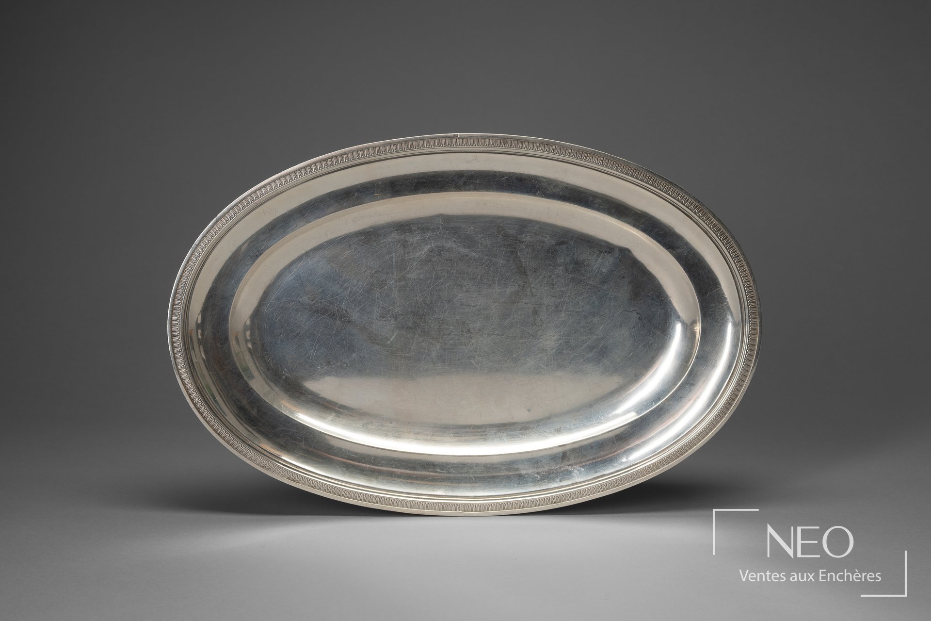 Plat ovale en argent avec frise de palmettes sur le pourtour