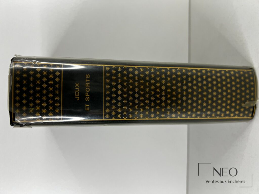 Dos d'un volume relié noir et or sous protection plastique