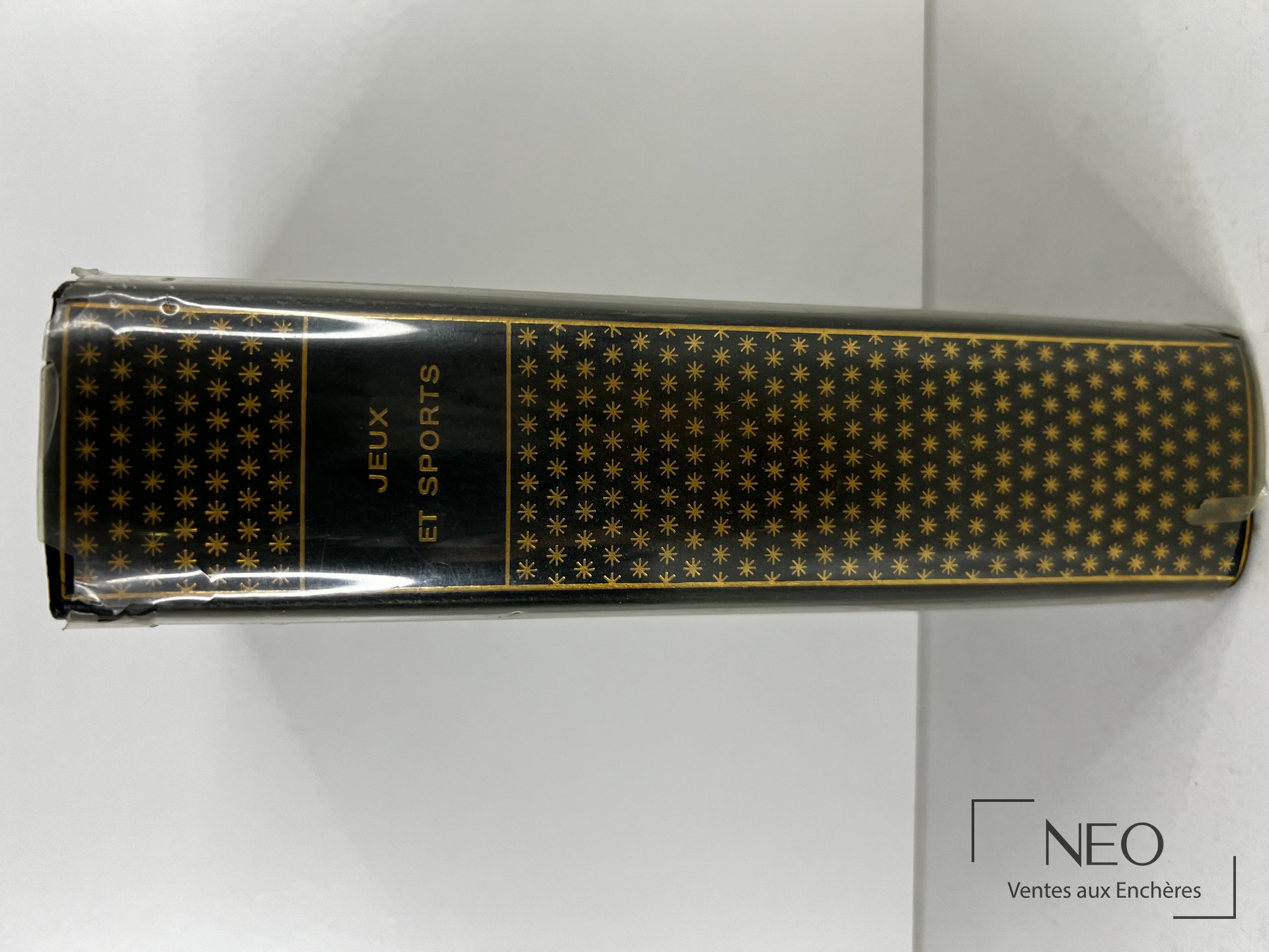 Dos d'un volume relié noir et or sous protection plastique