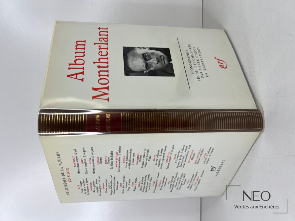 Couverture de l'album Montherlant de la Pléiade avec portrait et titre en rouge