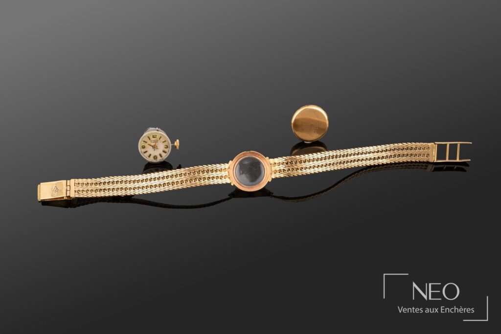 Montre bracelet Plymouth en or jaune avec cadran rond et bracelet tressé
