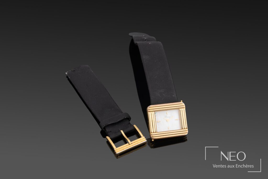 Montre bracelet Poiray rectangulaire en métal doré avec cadran nacré et bracelet tissu noir