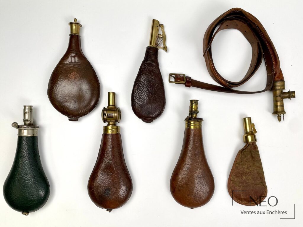 Ensemble de six poires à poudre et réserves à plomb en cuir et laiton