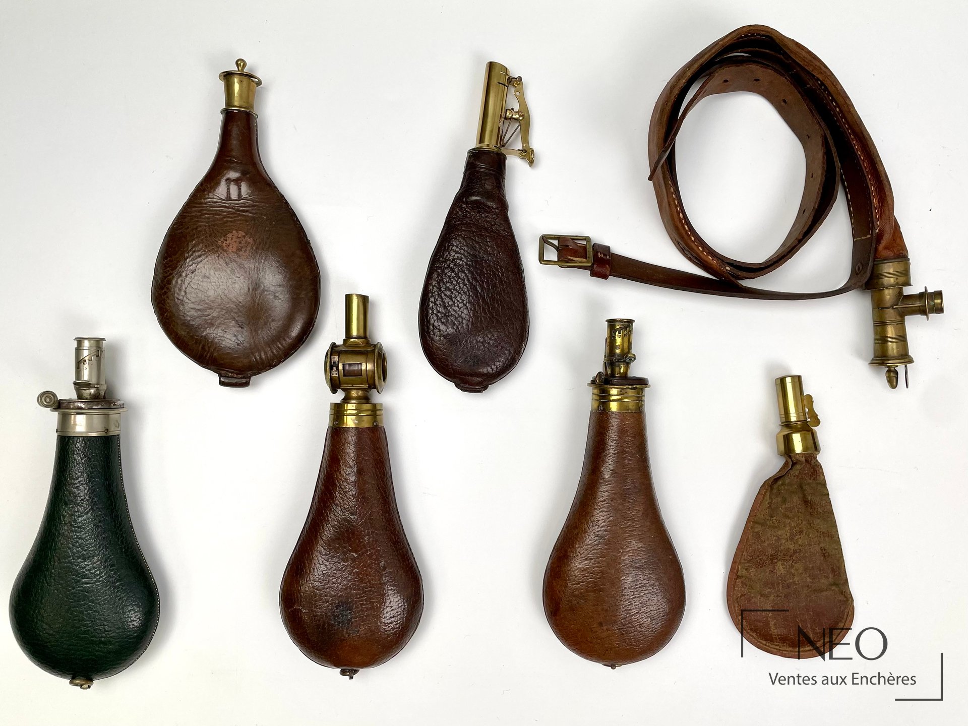 Ensemble de six poires à poudre et réserves à plomb, dont un modèle à lunettes