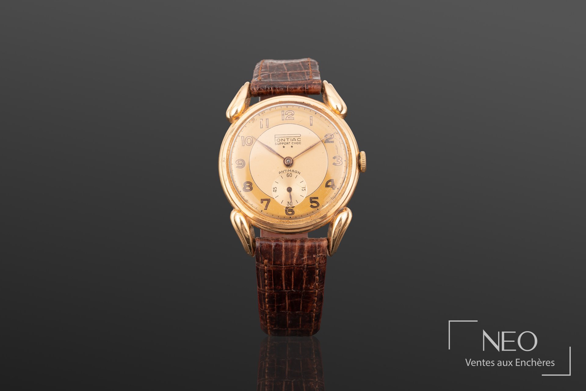 Montre Pontiac ronde en or rose sur bracelet cuir